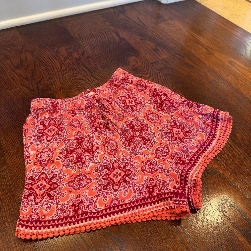 Hollister High Waist Shorts with Print Pattern in Pink/Red/Orange